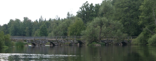 Alte Brücke an der Straßenbrücke Urshult-Norraryd Alte Brücke an der Straßenbrücke Urshult-Norraryd